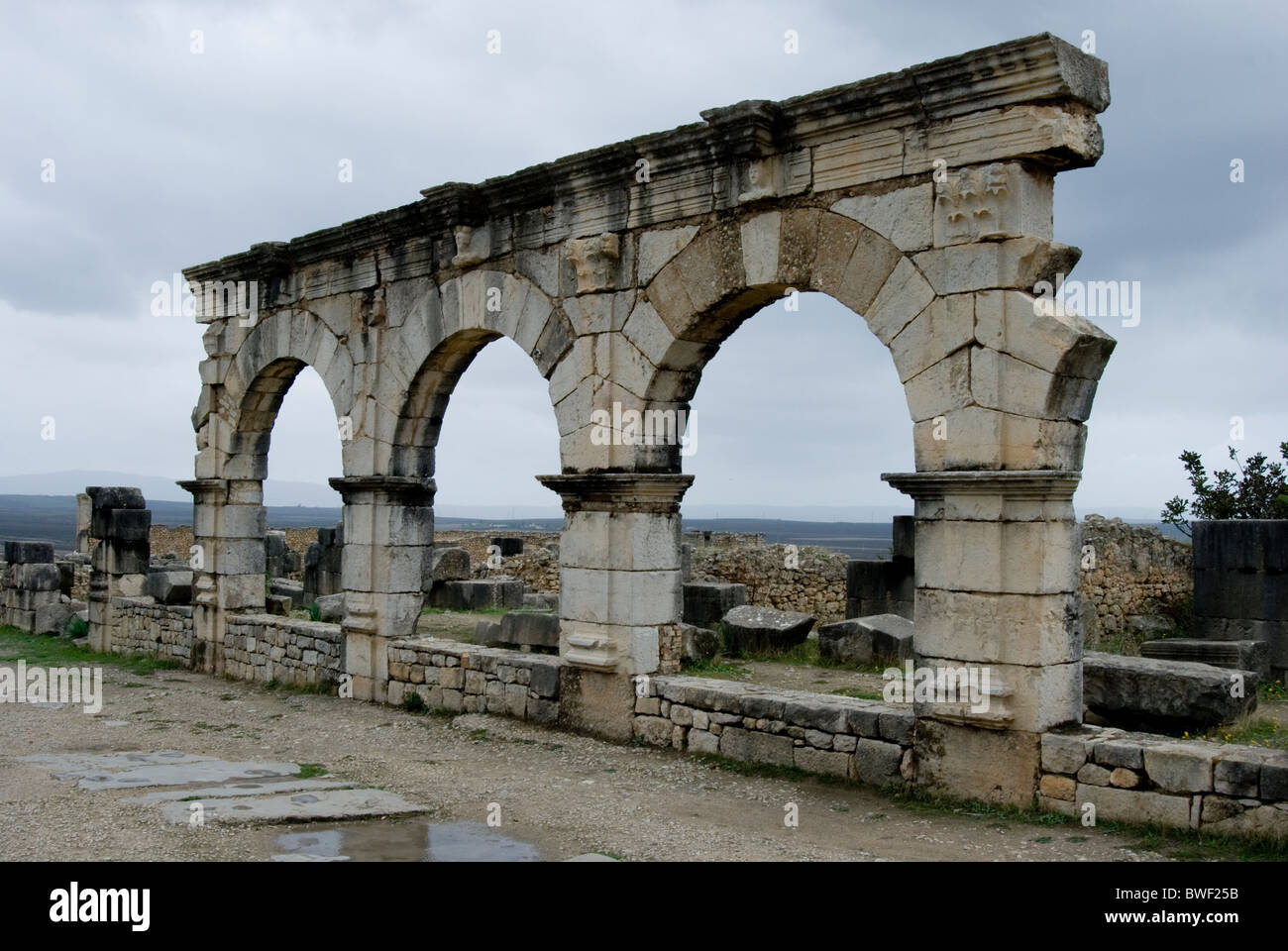 Volubilis, sito archeologico romano in Marocco. Archi lungo il Decumanus Maximus Foto Stock