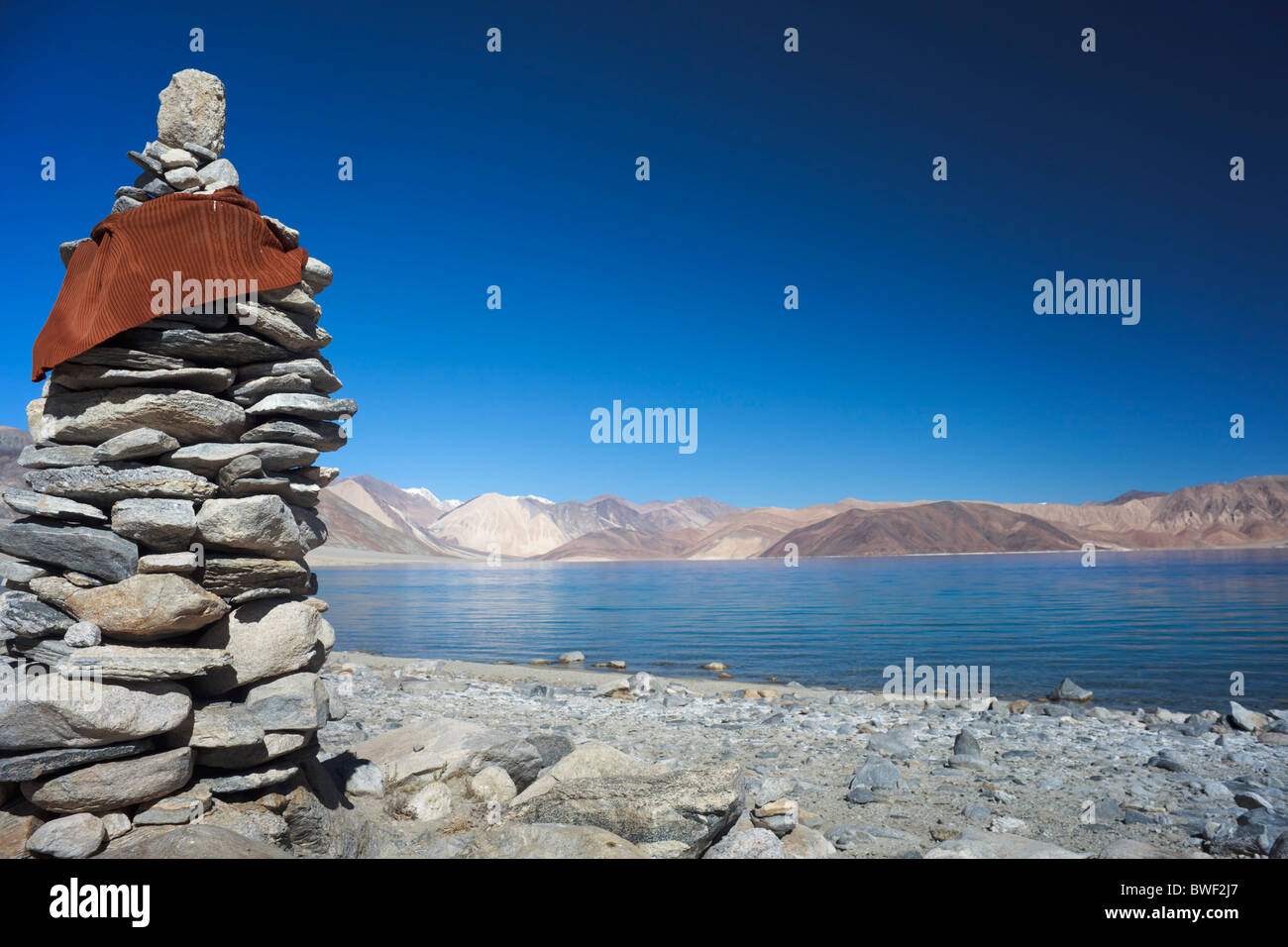 Un ladakhi & il tibetano cairn segna il percorso lungo le rive del lago pangong. Ladakh Foto Stock