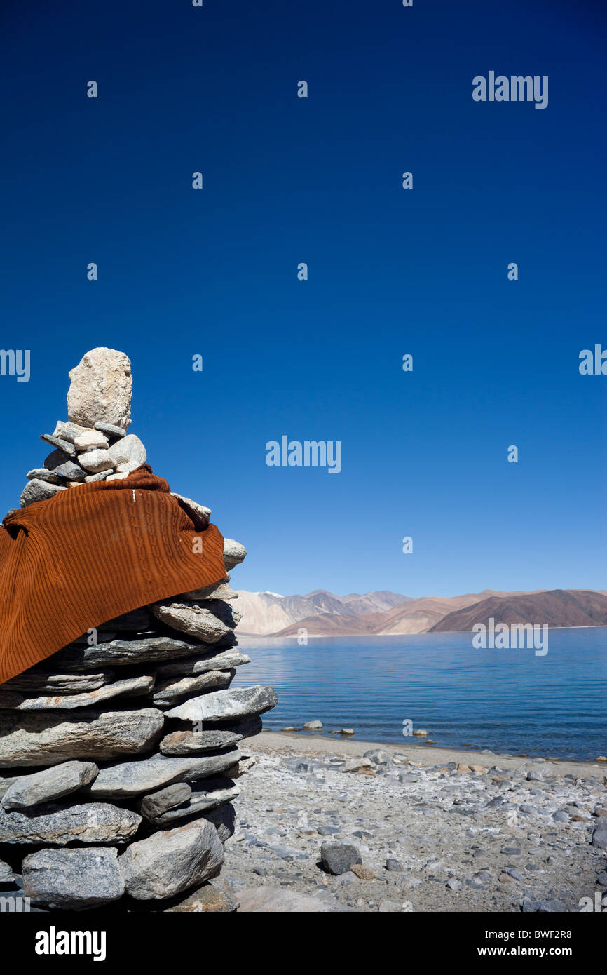 Un ladakhi & il tibetano cairn segna il percorso lungo le rive del lago pangong. Ladakh Foto Stock
