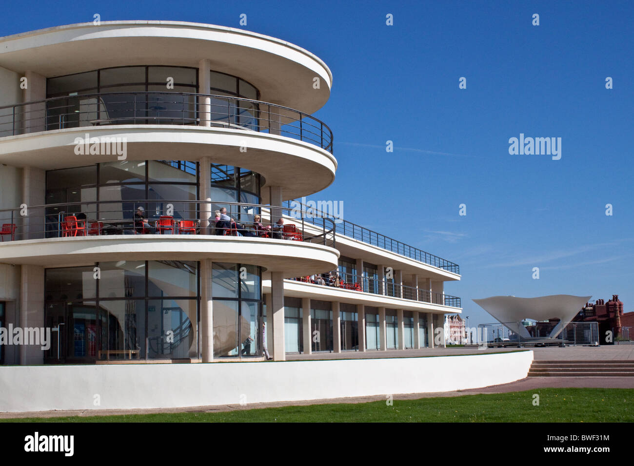 Il De La Warr Pavilion sul lungomare di Bexhill Sussex Foto Stock