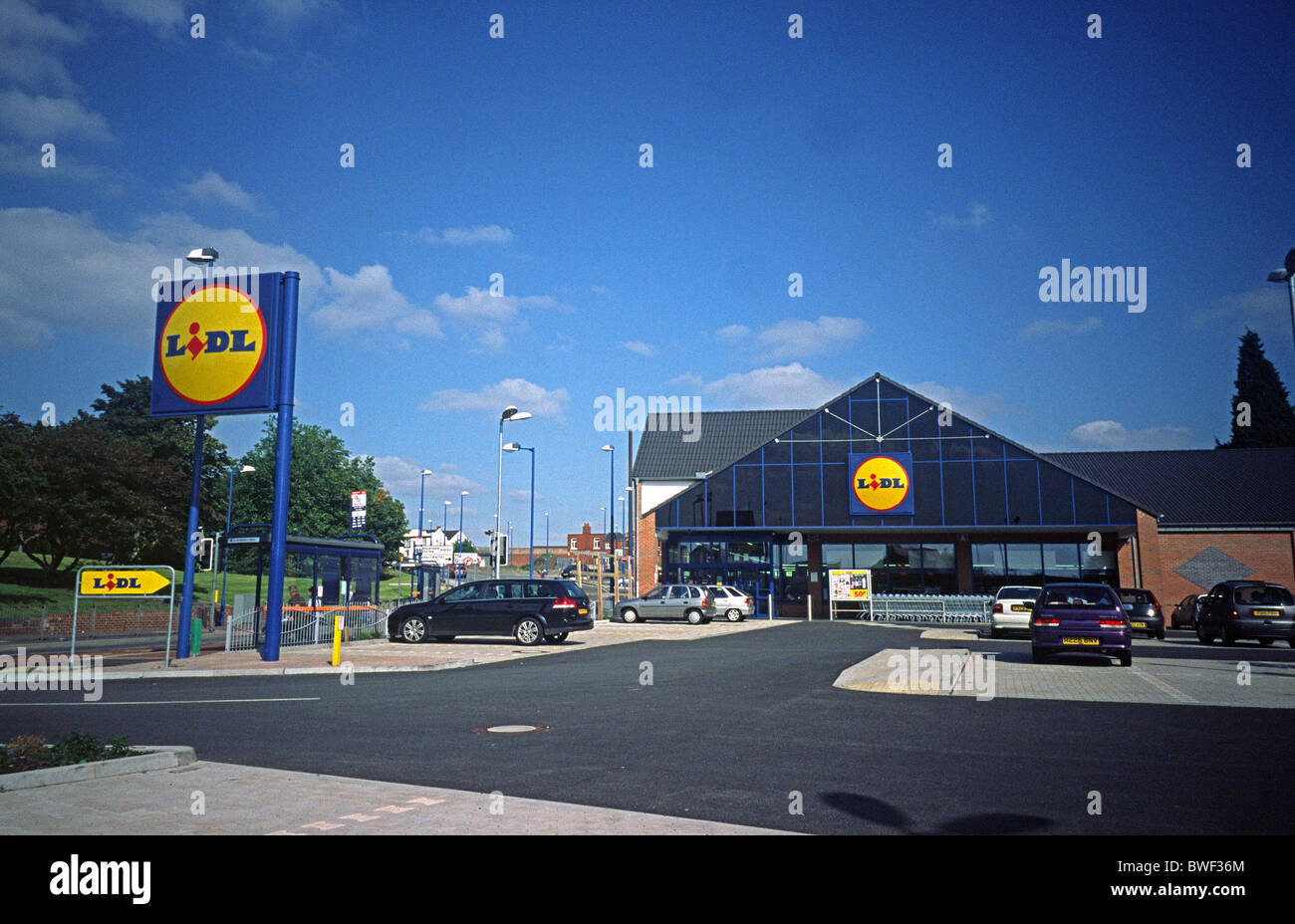 Esterno di un ramo del supermercato Lidl con parcheggio auto a Cradley Heath, West Mids, REGNO UNITO Foto Stock