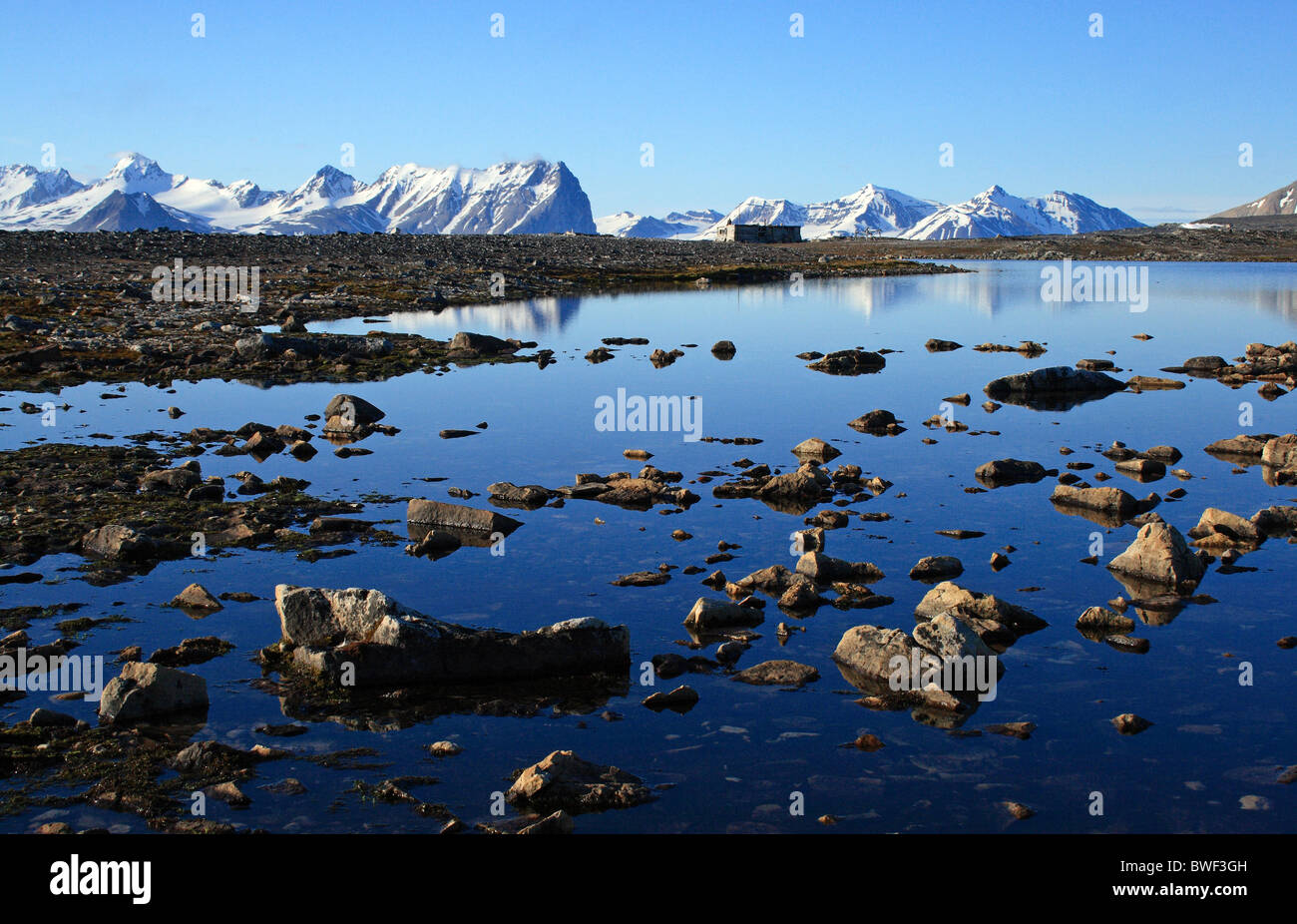 La tundra lago e il cacciatore di animali da pelliccia del capanno sul Pallfyodden, area Hornsund, Spitsbergen Foto Stock