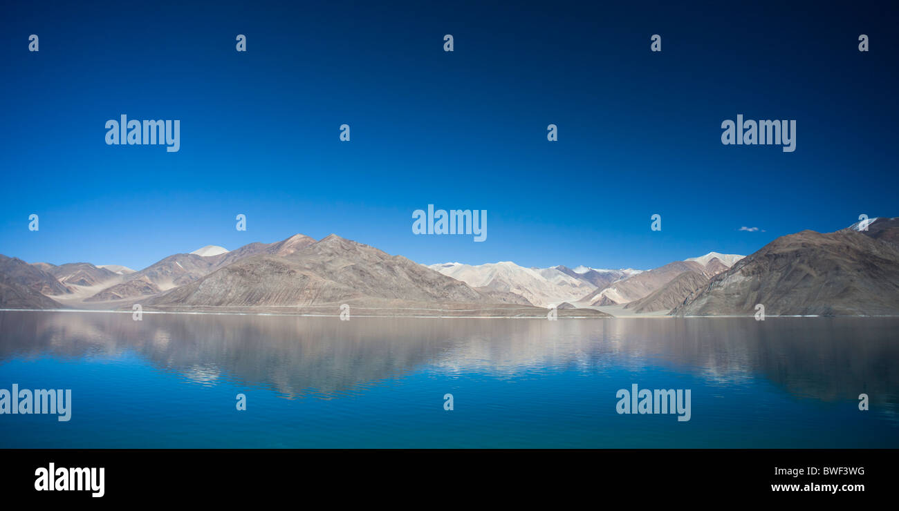 Vista panoramica delle riflessioni di una catena montuosa sulle placide acque della alta altitudine pangong lake, Ladakh. India. Foto Stock