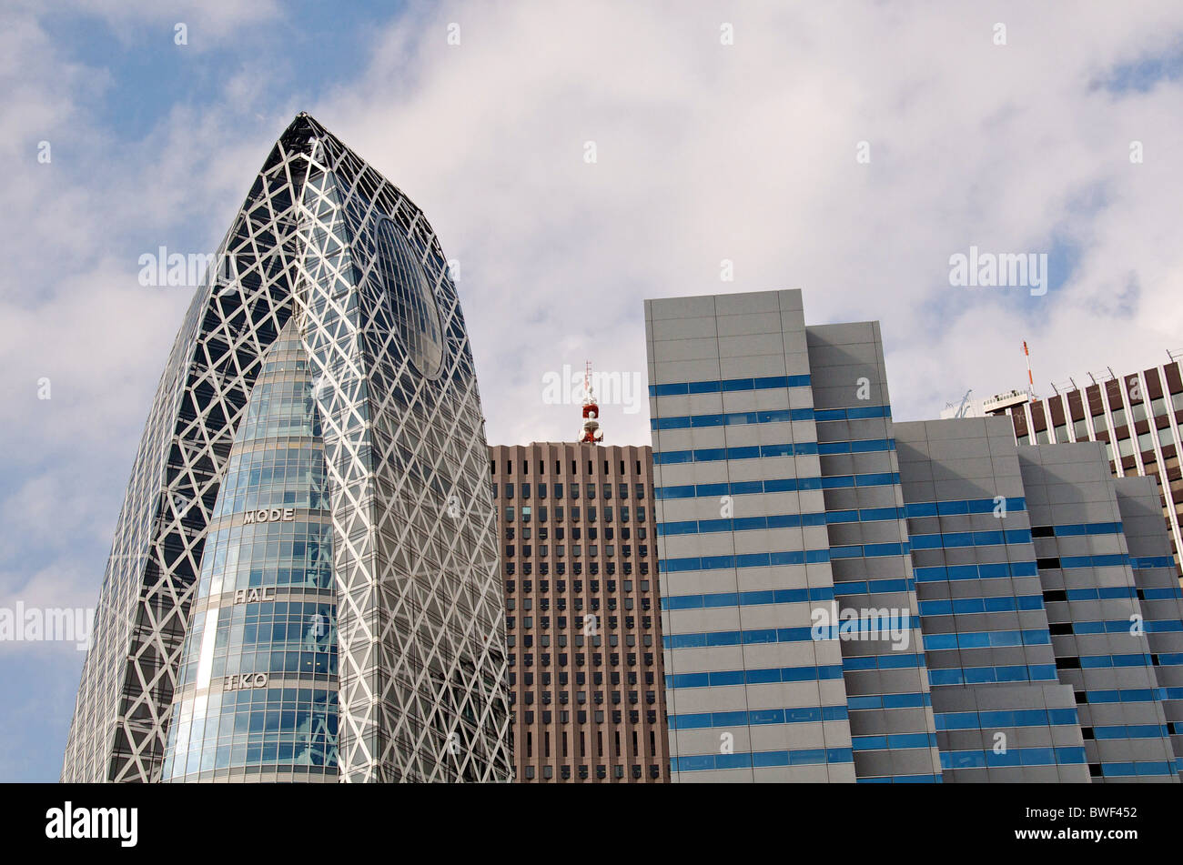 Edifici futuristici, Mode Gakuen Cocoon Tower, Shinjuku, Tokyo, Giappone Foto Stock