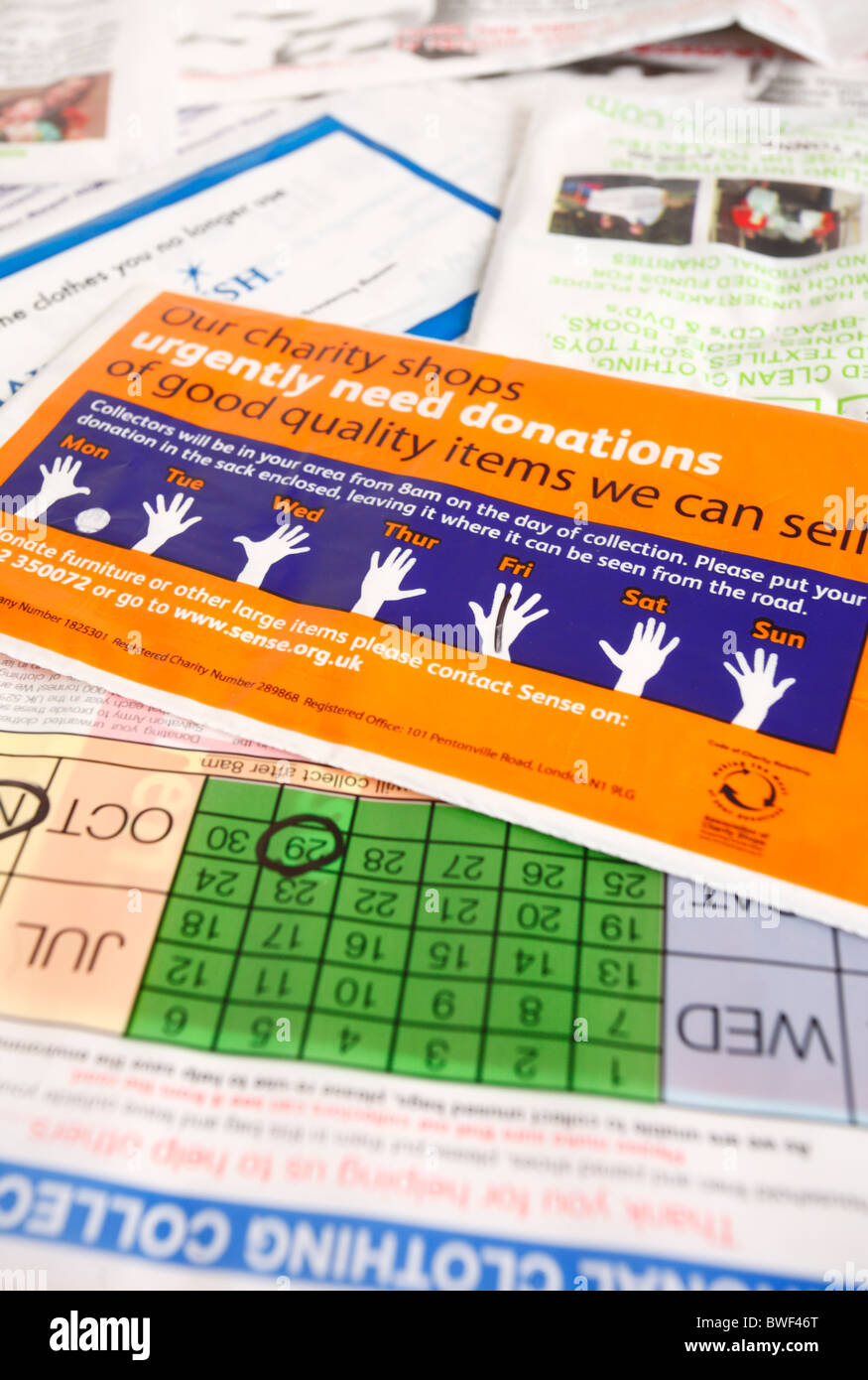 Un assortimento di carità sacche di raccolta. Foto Stock