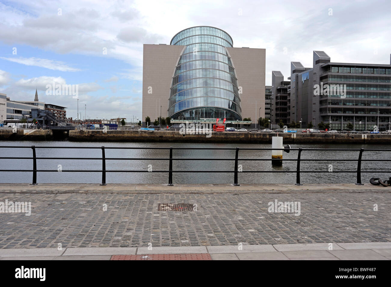 La Convenzione di Dublino Centro,fiume Liffey, Dublino, Irlanda Foto Stock