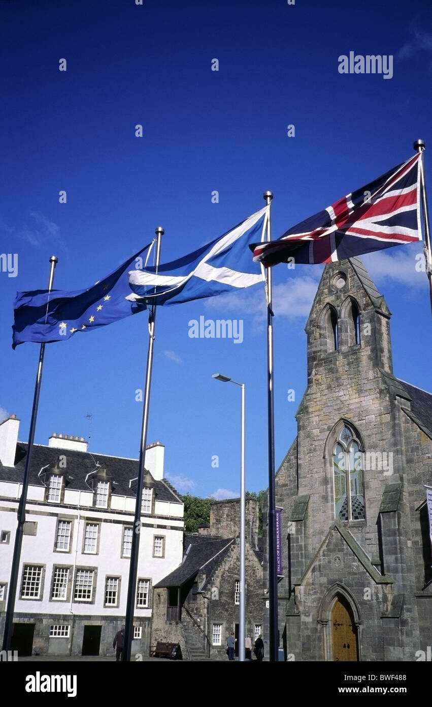 Bandiere in Holyrood al di fuori del palazzo del Parlamento guardando verso il Queens Gallery, Edimburgo, Scozia Foto Stock