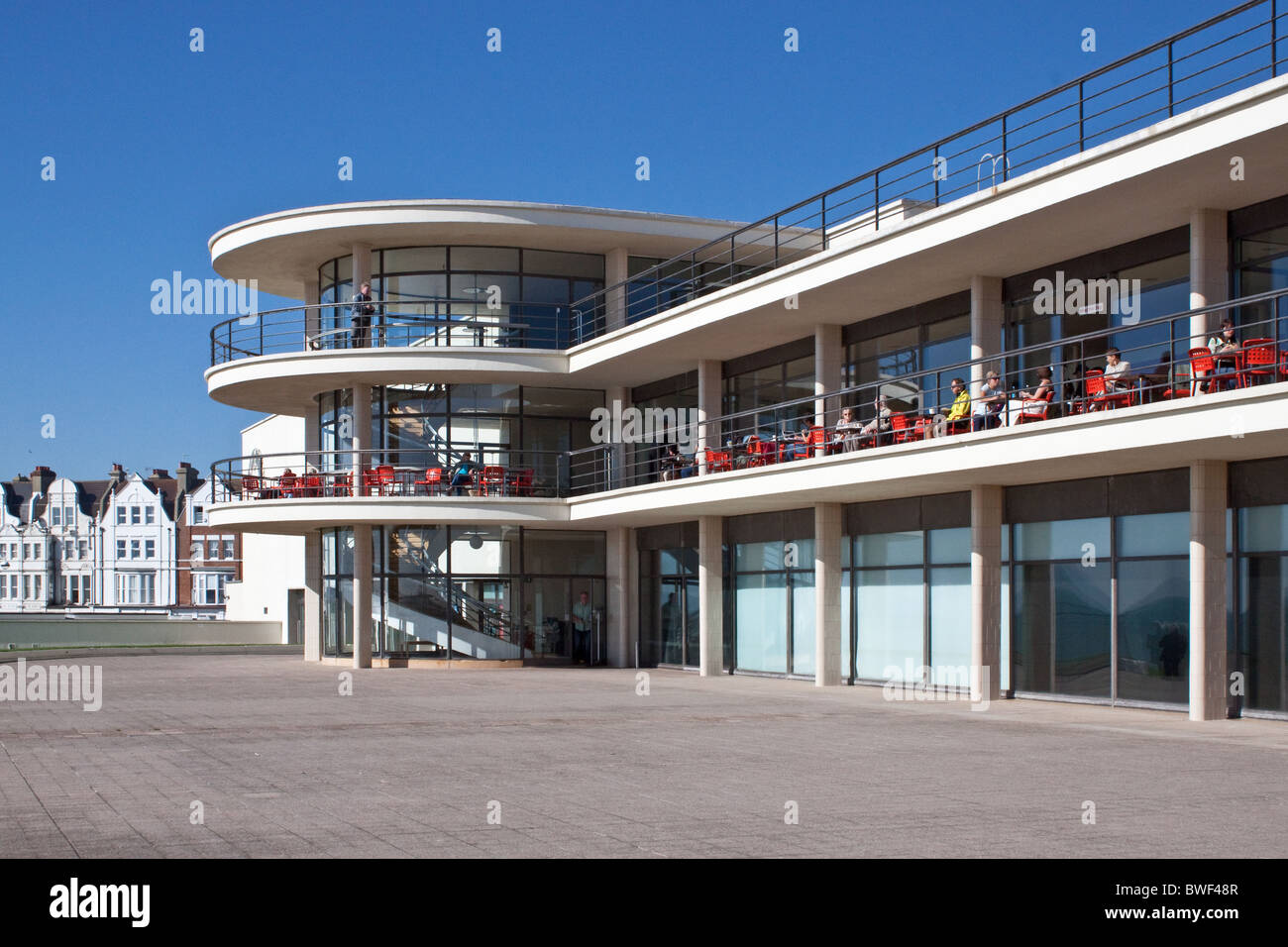 Il De La Warr Pavilion sul lungomare di Bexhill Sussex Foto Stock