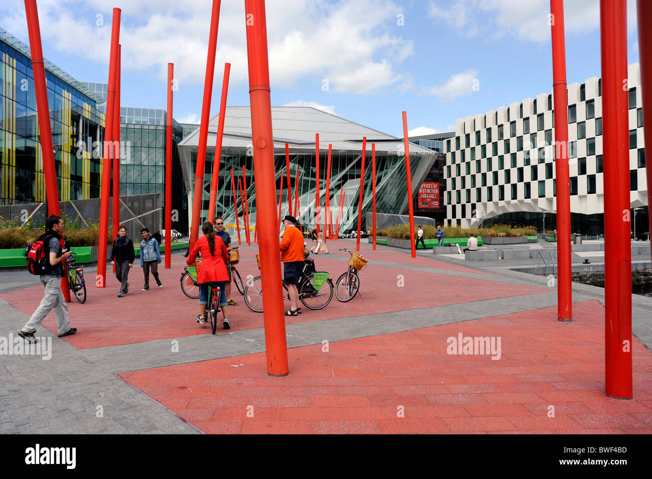 Dublino per gite in bici presso il Grand Canal Theatre, Daniel Libeskind architetto, Dublino, Irlanda Foto Stock