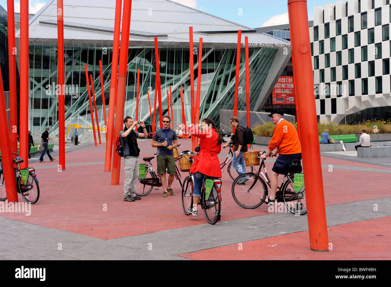 Dublino per gite in bici presso il Grand Canal Theatre, Daniel Libeskind architetto, Dublino, Irlanda Foto Stock