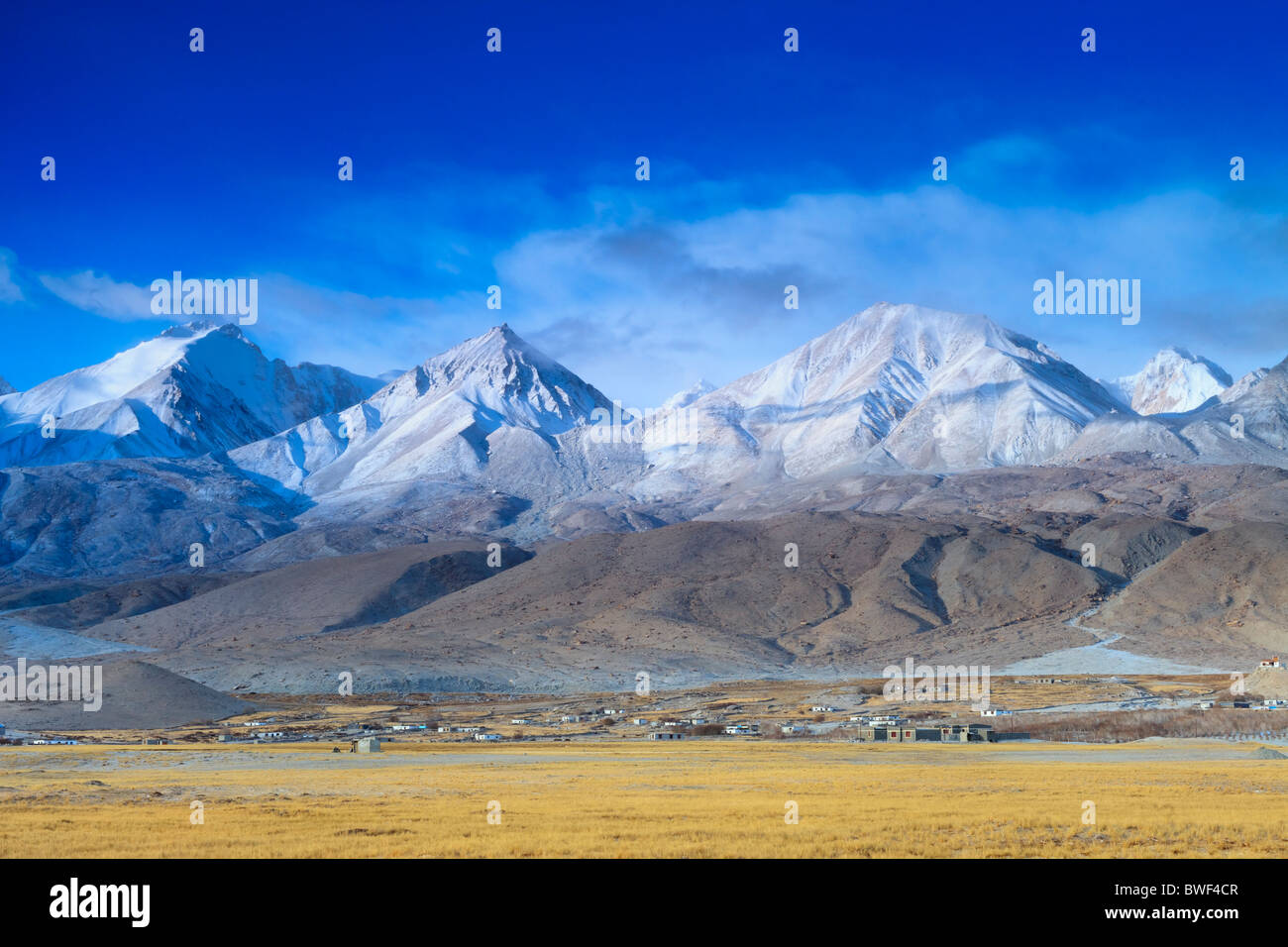 Merak, un rustico villaggio Ladakhi situato all'ombra di alti picchi lungo lago Pangong. Foto Stock