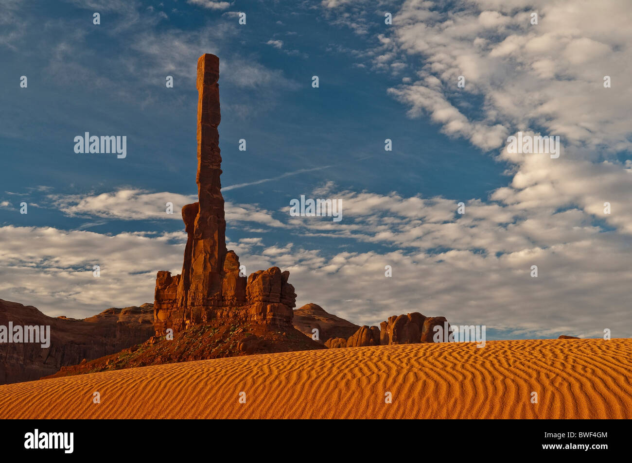 Il Totem Pole con dune di sabbia al mattino, Monument Valley, Arizona, Stati Uniti d'America Foto Stock