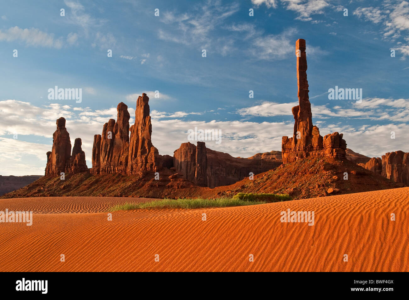 Il Totem Pole con dune di sabbia al mattino, Monument Valley, Arizona, Stati Uniti d'America Foto Stock