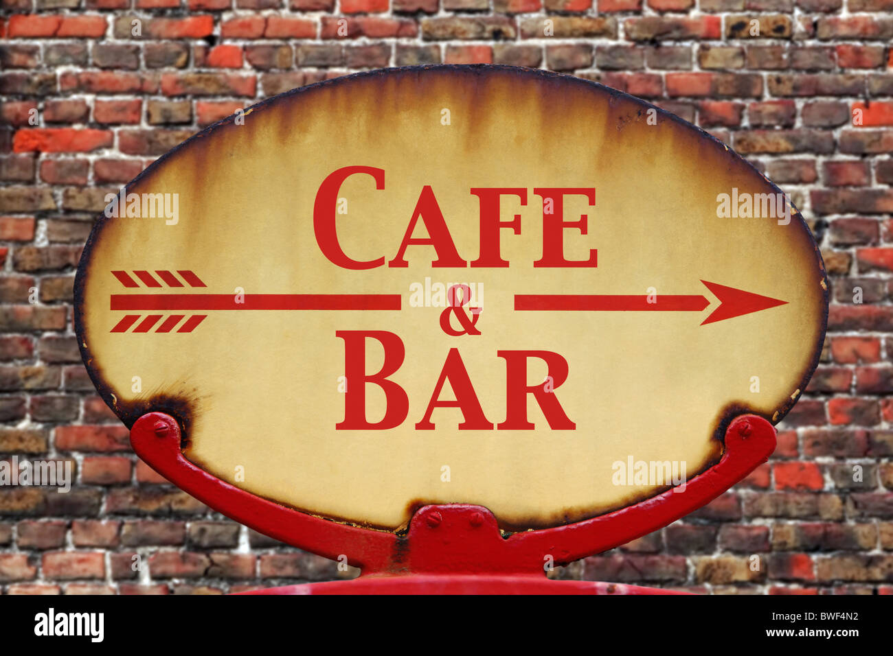 Un vecchio arrugginito retrò segno di freccia con il testo Cafe e Bar Foto Stock