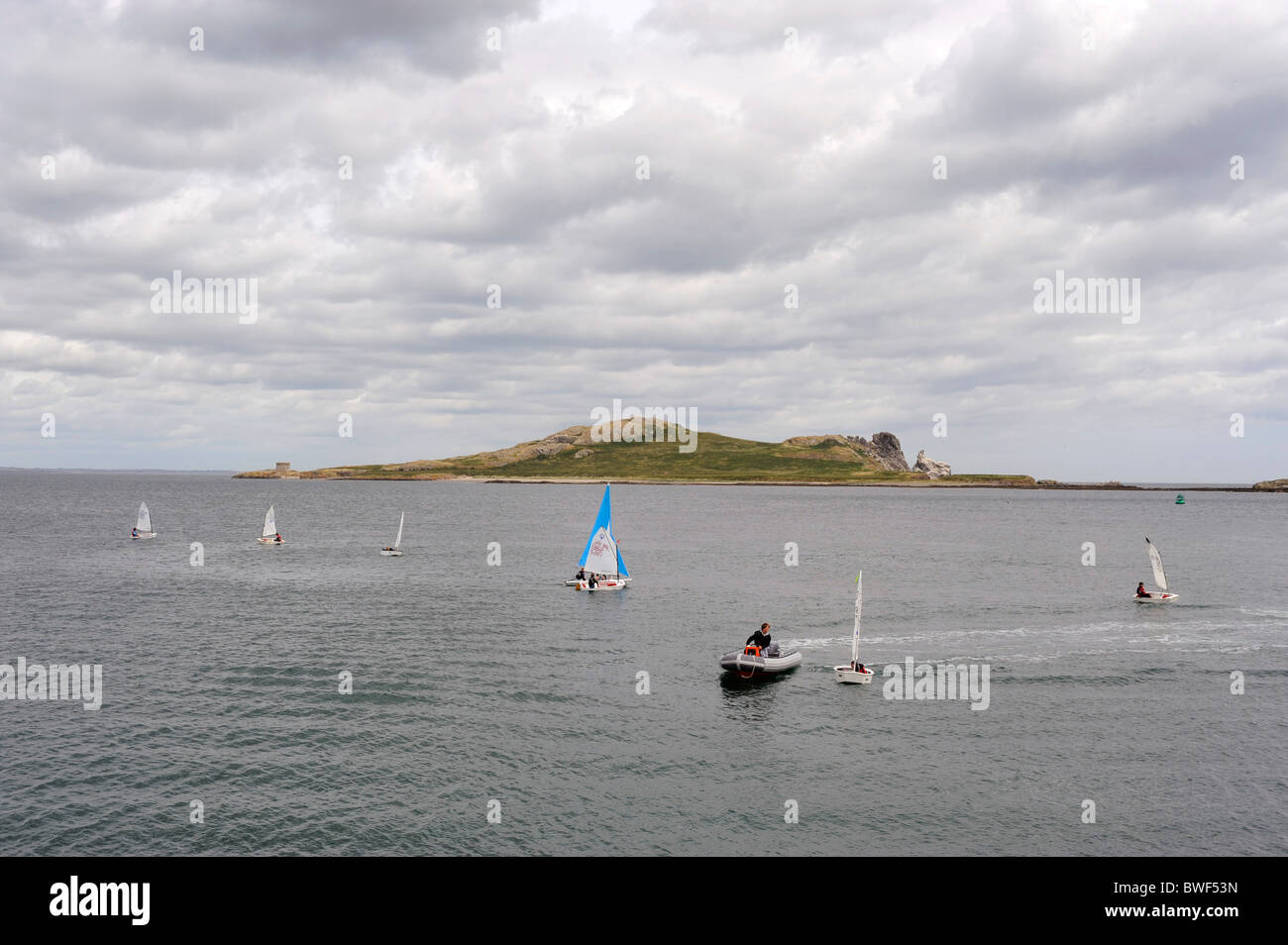 Porto di Howth,mare irlandese,Co. Dublino , Irlanda davanti l'Irlanda's Eye isola Foto Stock