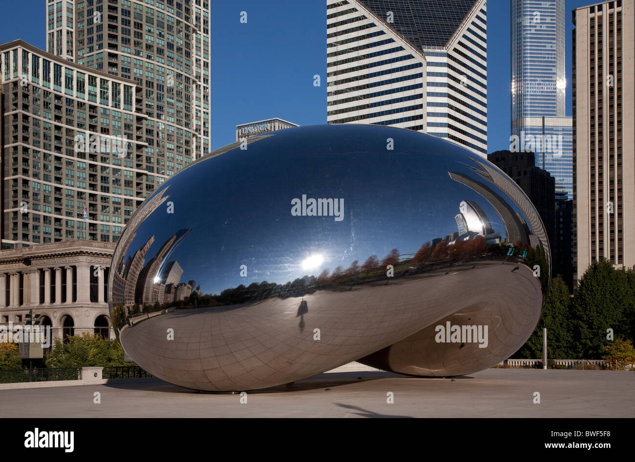 Il cloud gate cloudgate o bean scultura di atrist Anish Kapoor AT&T Plaza in Millennium Park entro l'area del ciclo di Chicago Foto Stock
