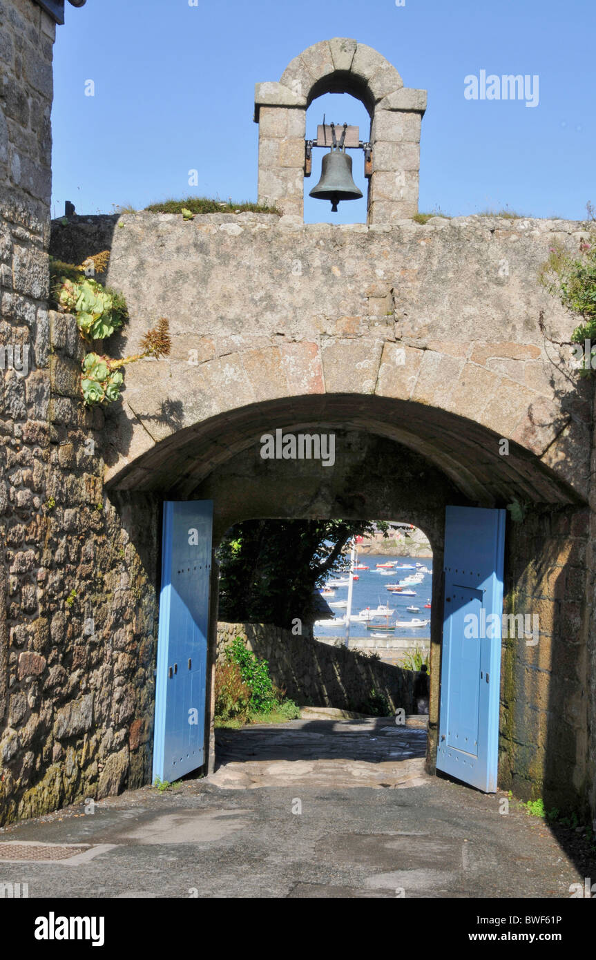 Il castello antico muro e gateway principale presso il castello di guarnigione ora un hotel nella città di Hugh, st.Mary's, Isola di Scilly, Gran Bretagna Foto Stock