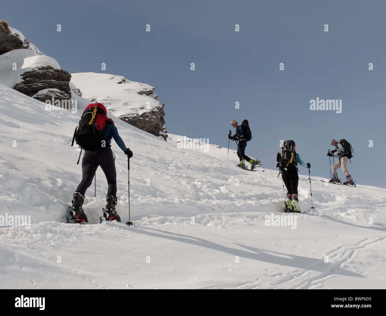 Ski tourer ascendere al di sopra del Lac des Dix, Svizzera Foto Stock