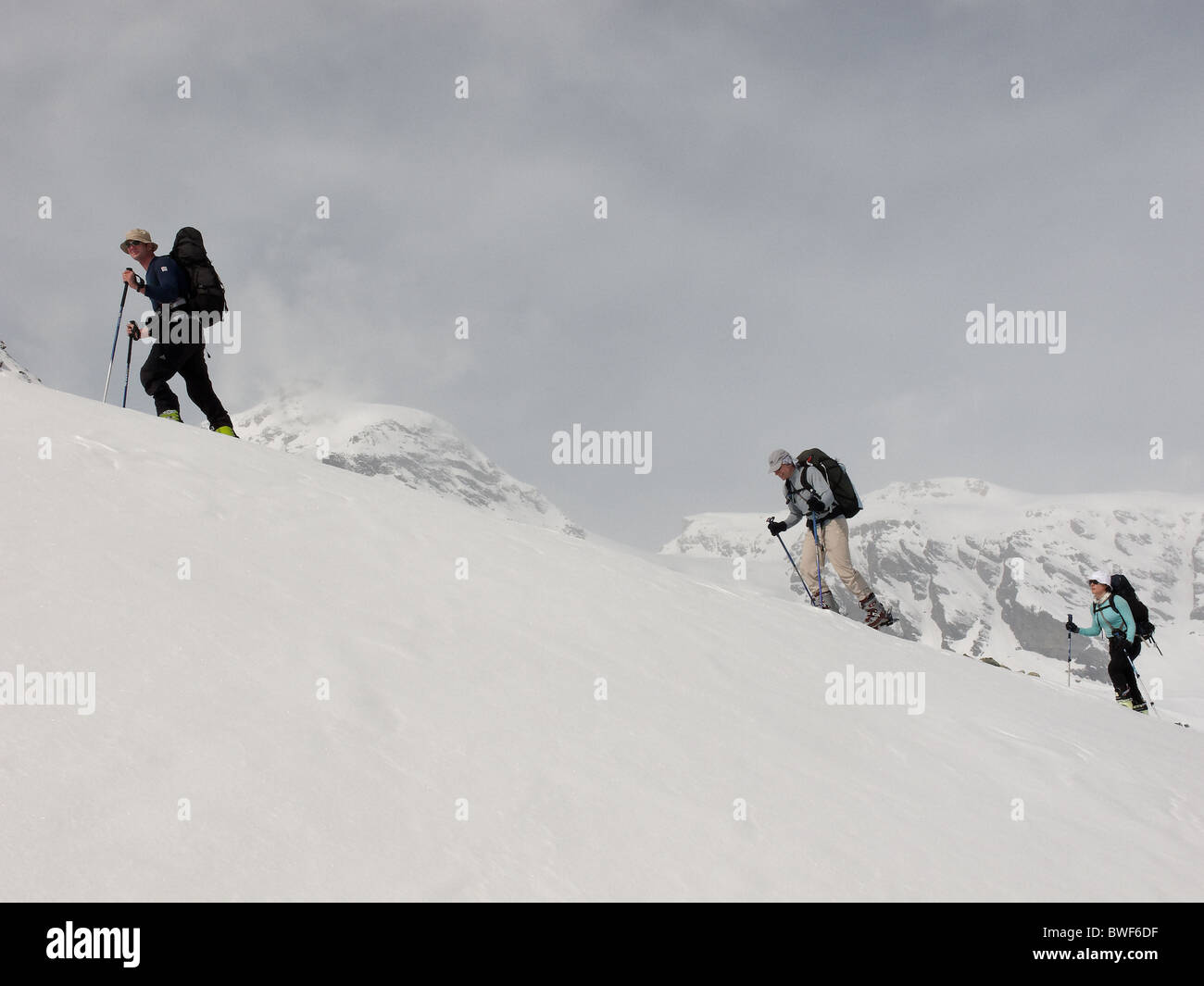 Ski tourer ascendere al di sopra del Lac des Dix, Svizzera Foto Stock