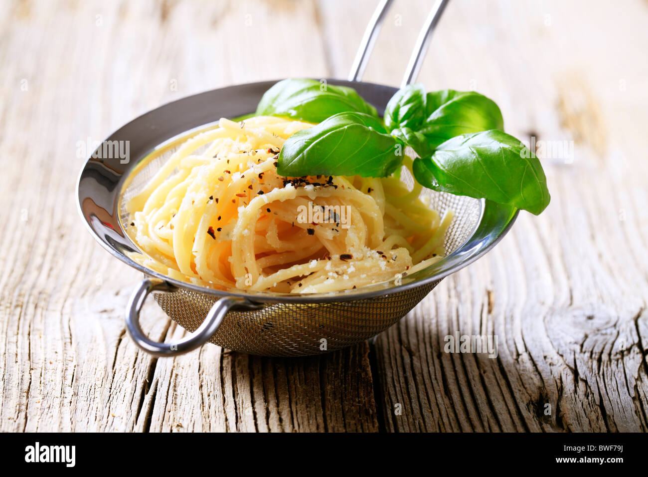 Spaghetti spolverati con parmigiano e condimento di verdure Foto Stock