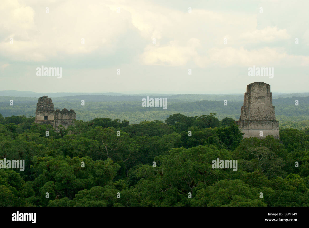 Tempio che io e il Tempio II dalla cima del tempio IV, Tikal, El Petén, Guatemala. Tikal è un sito Patrimonio Mondiale dell'UNESCO. Foto Stock