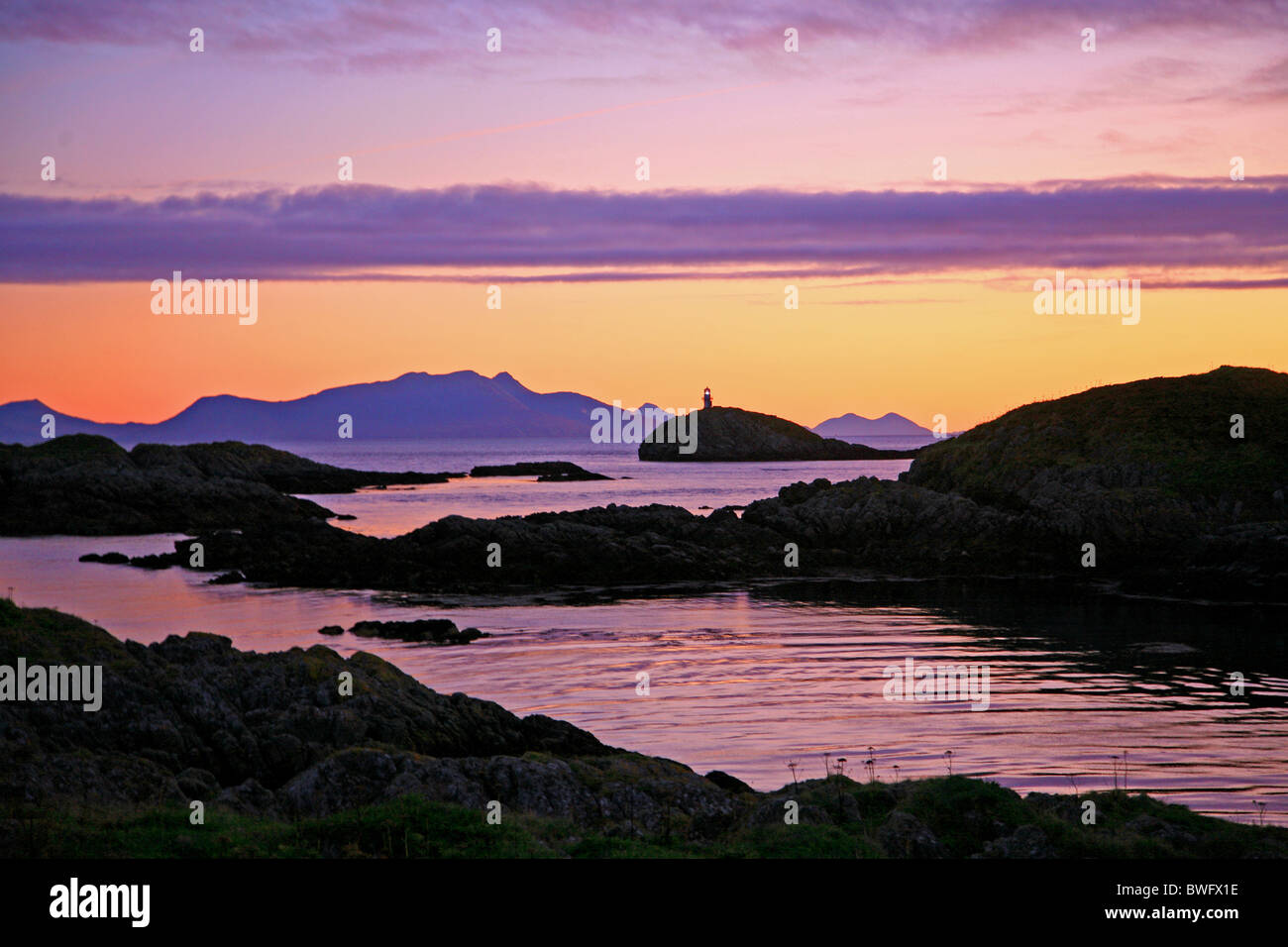 Regno Unito Scozia Strathclyde Argyll il Cairns di coll all'alba guardando oltre all'isola di Rum Foto Stock