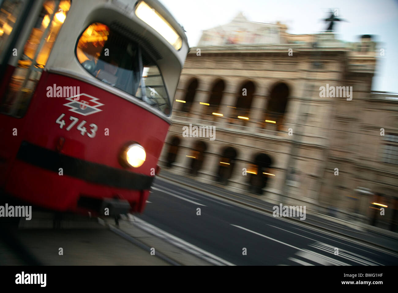 Tram rosso Opera House, Vienna Foto Stock