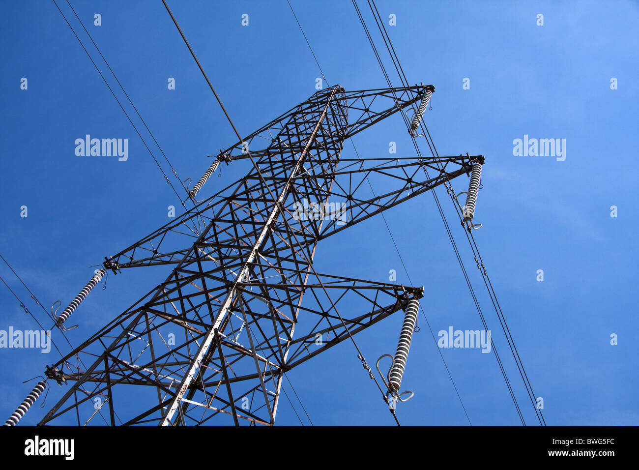 La distribuzione di energia elettrica pilone Foto Stock