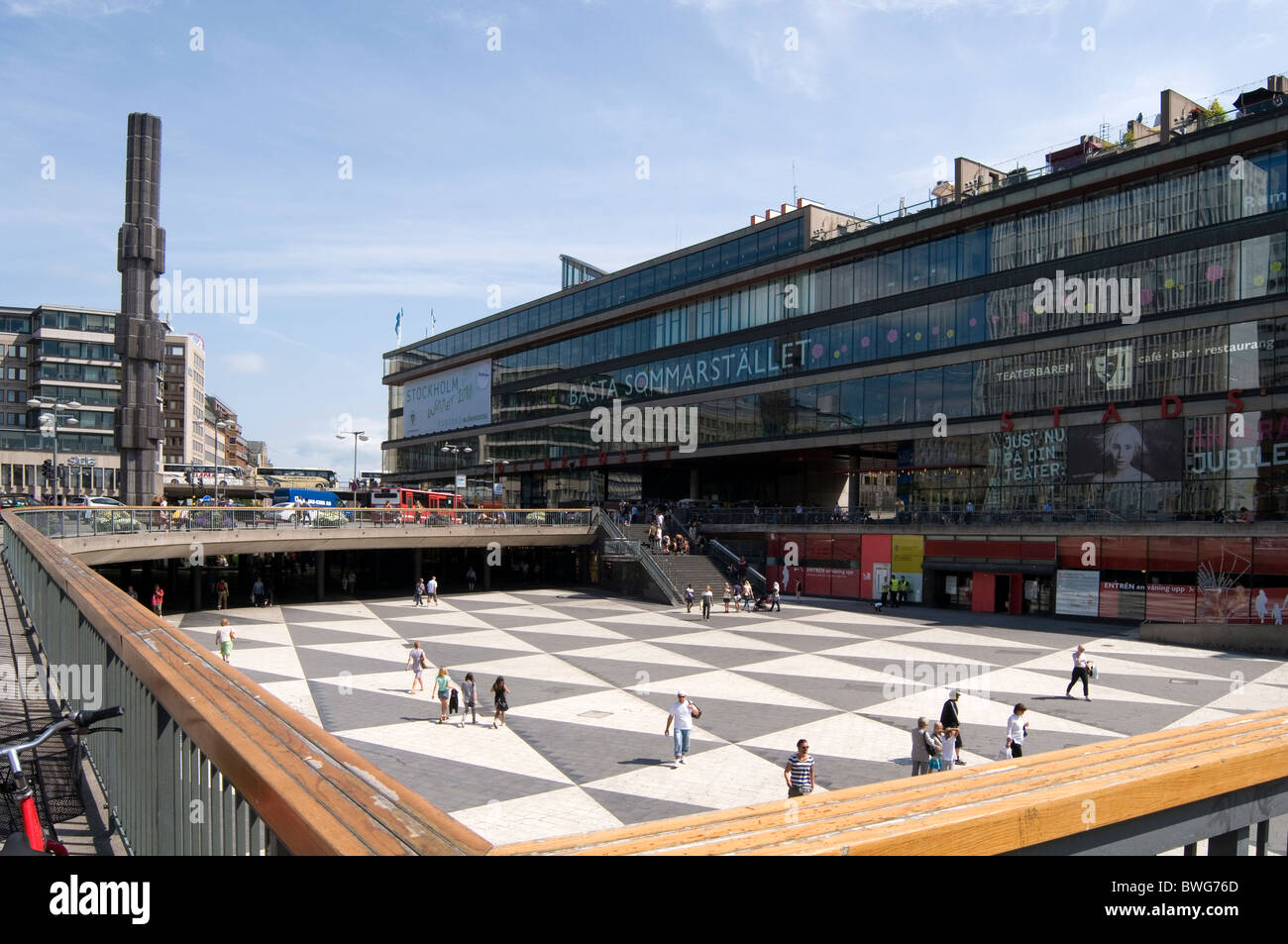 Famoso punto di riferimento di Stoccolma Il Sergels Torg fontana Svezia capitale svedese centro città città shopping sottopassaggio pedonale Foto Stock