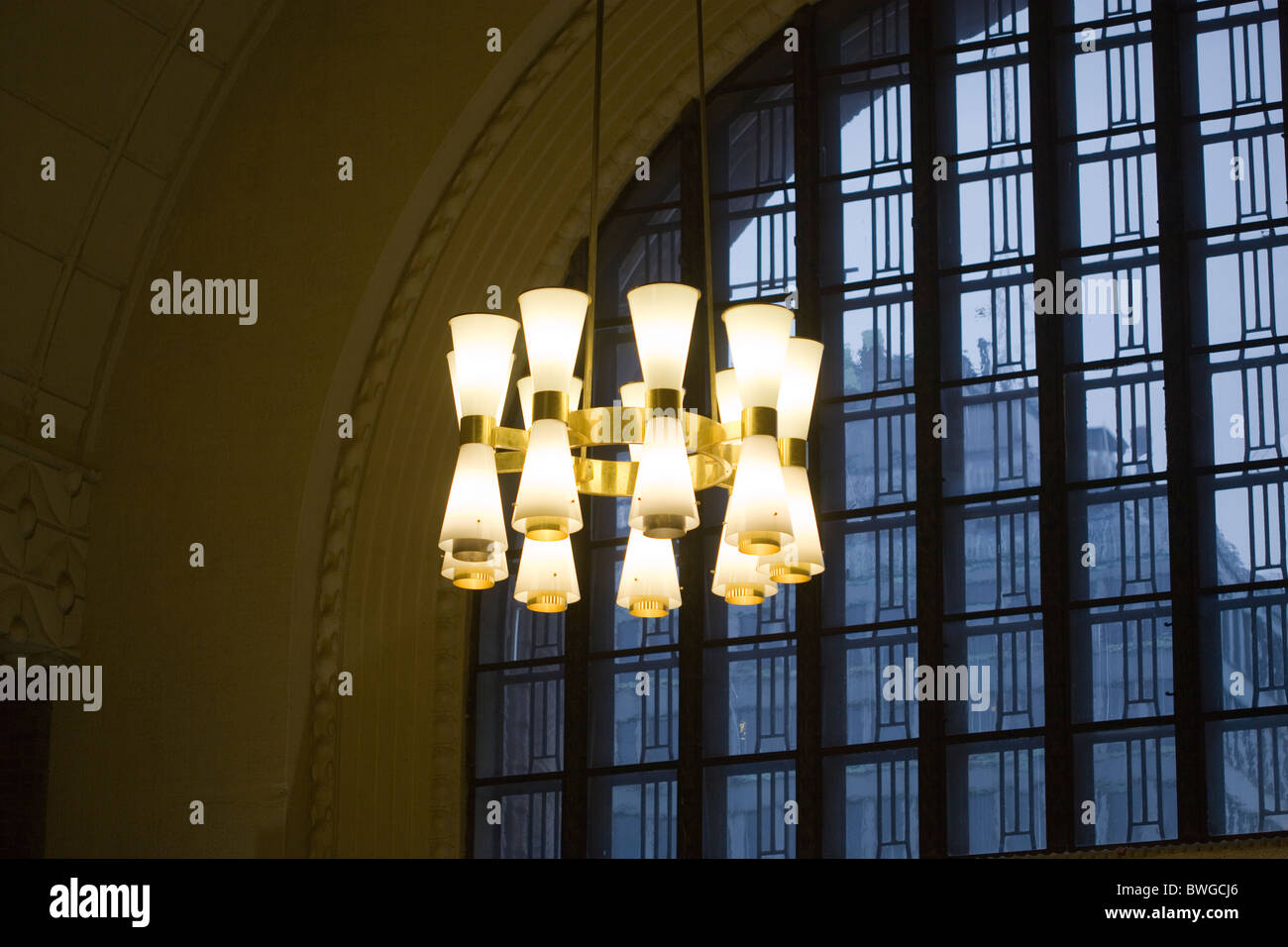 La luce interna luci a Rautatieasema Stazione ferroviaria Helsinki Finlandia Foto Stock