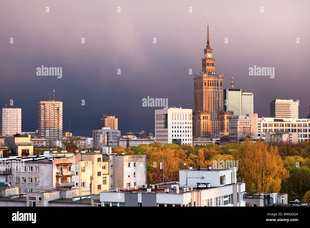 Varsavia, città capitale della Polonia, dotate di Palazzo della Cultura e della scienza, Srodmiescie distretto. L'orario del tramonto, cielo tempestoso. Foto Stock