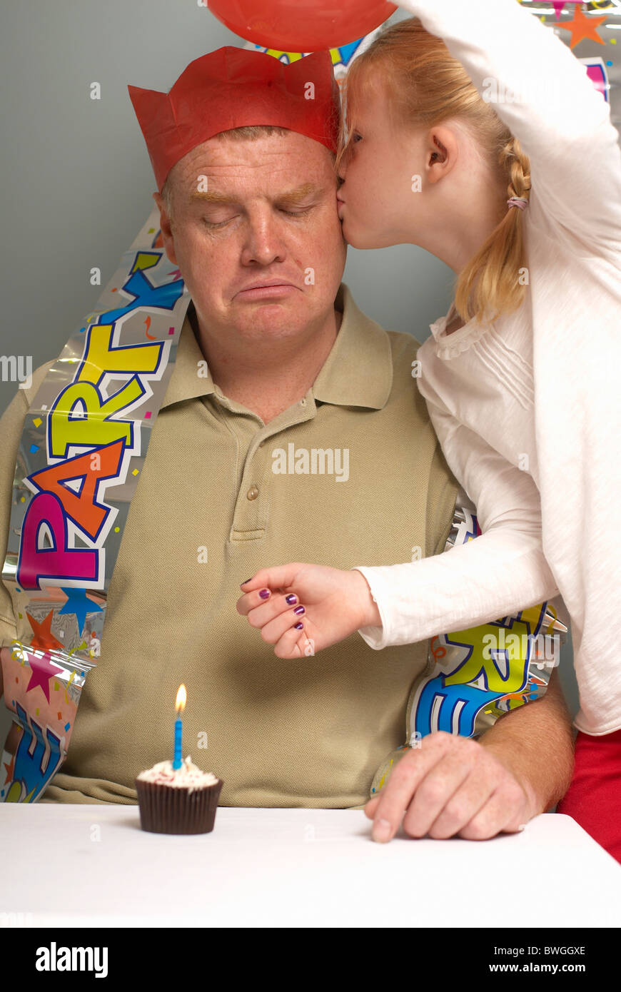 Padre con piccola torta baciato Foto Stock