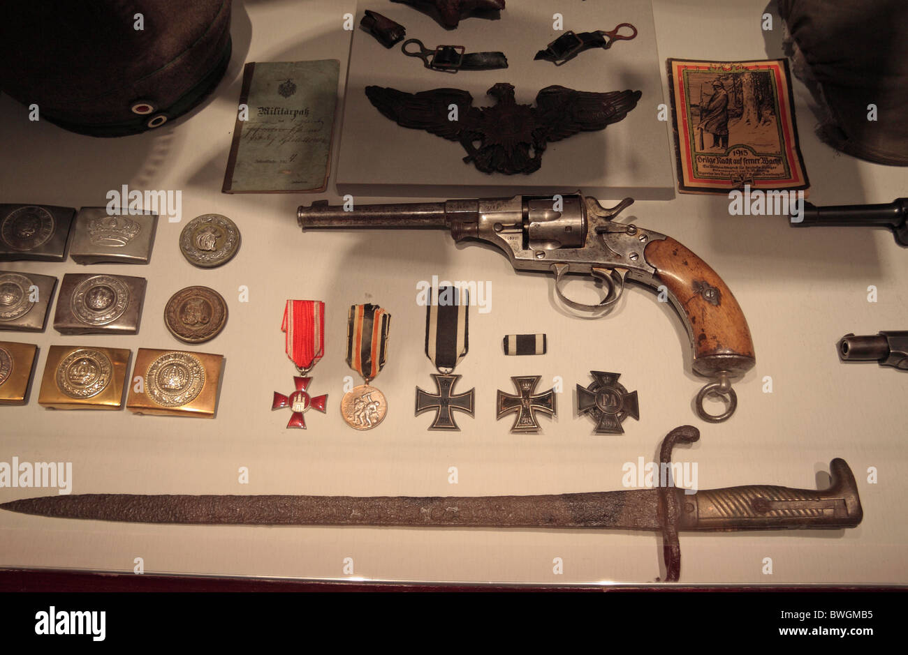 Mostrare con il tedesco pistole, Croce di Ferro a medaglie e una baionetta presso il Memorial Museum Passchendaele 1917, Zonnebeke, Belgio. Foto Stock