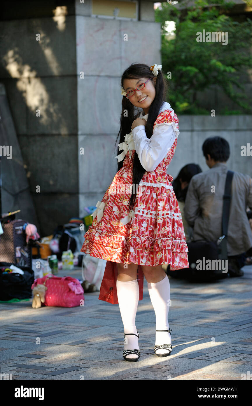 Cosplayer con girlie vestito in posa sul ponte Jingu, Harajuku, Tokyo, Giappone Foto Stock
