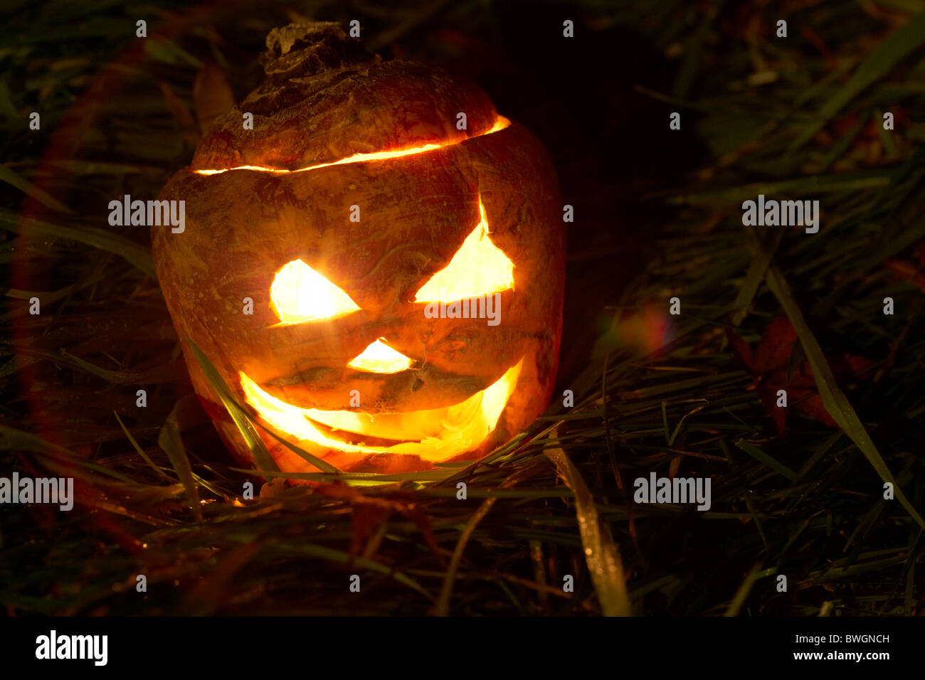 Illuminato rapa halloween jack-o-lantern per allontanare gli spiriti maligni. Tradizionalmente in Irlanda o rape svedesi sono stati utilizzati Foto Stock