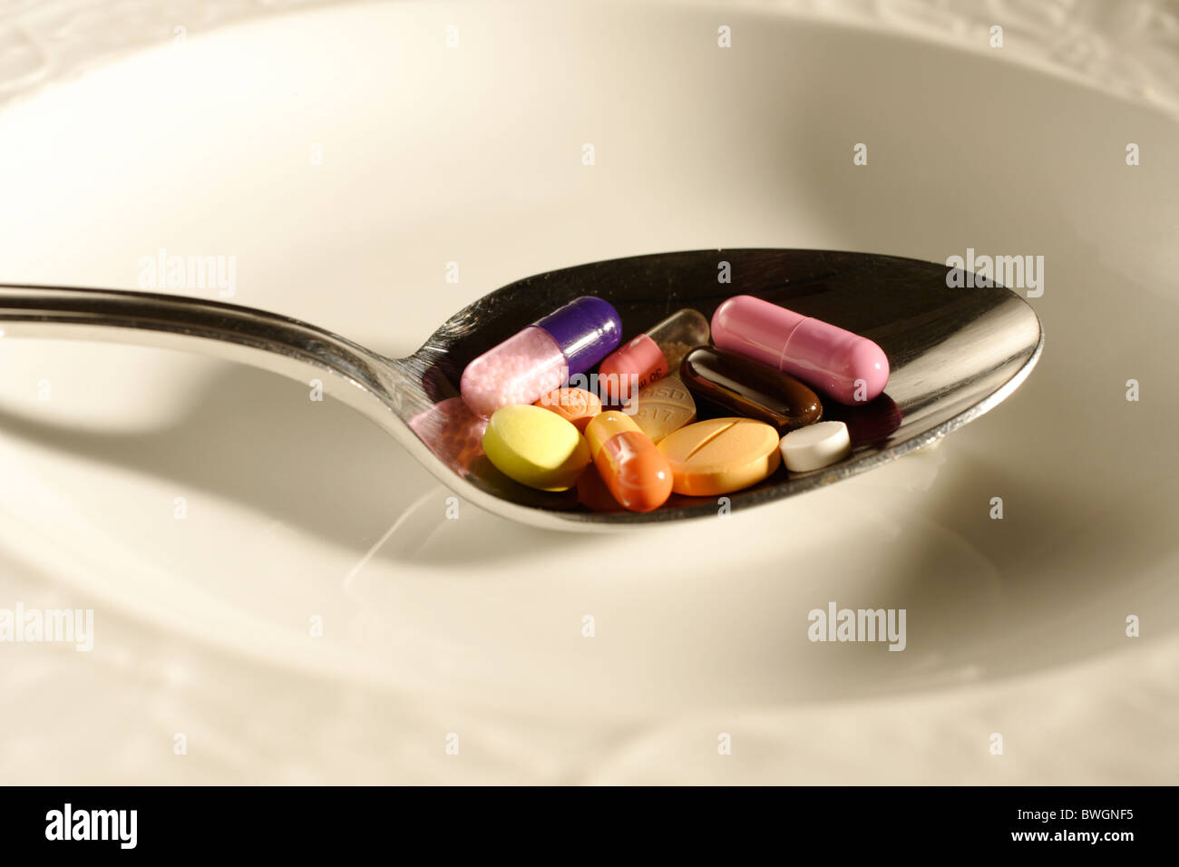 Pillole su un cucchiaio Foto Stock