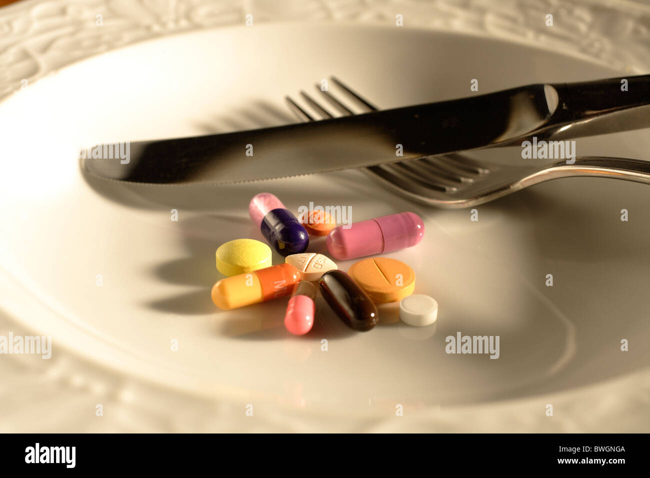 Pillole su un piatto su una impostazione Foto Stock