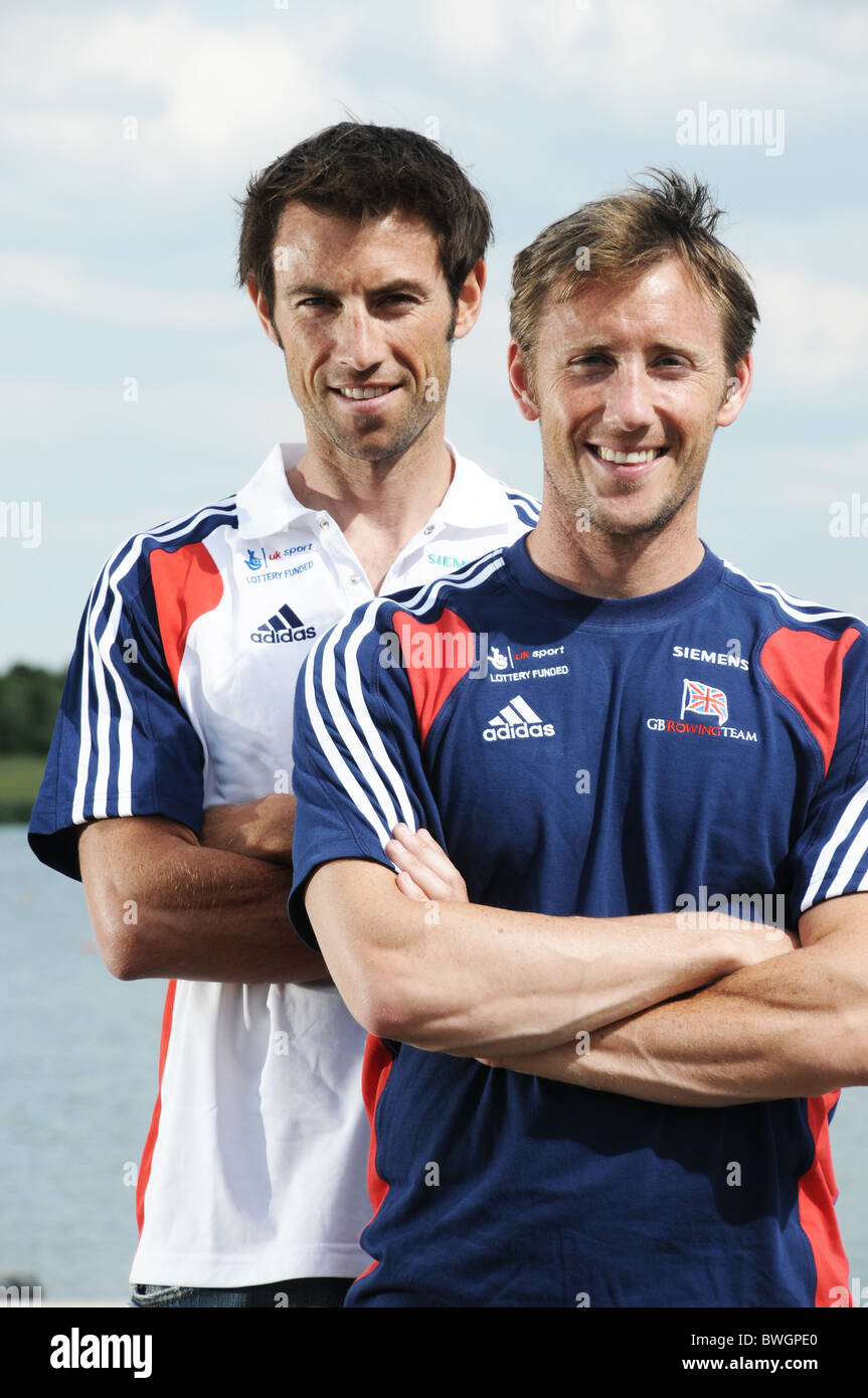 Il canottaggio fratelli Mark Hunter MBE (sinistra) e Ross Hunter preparare per il 2012 Olympics a iniziare il Dorney Lake GB sede di canottaggio nel 2012 Foto Stock