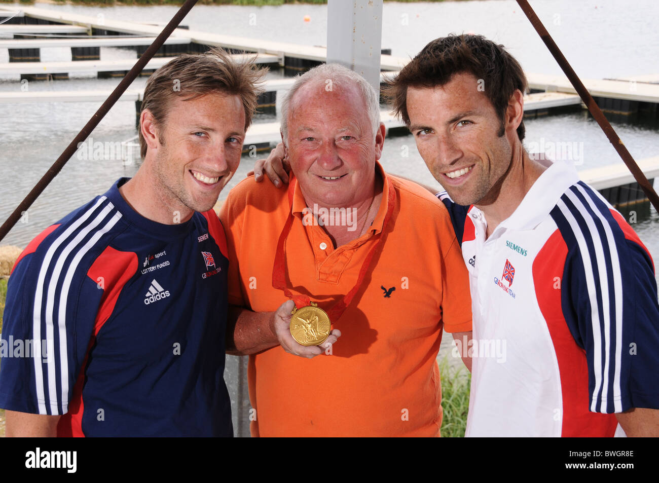 Il canottaggio fratelli Ross Hunter (sinistra) e Mark Hunter MBE con padre Terry Hunter holding Marco medaglia d'oro Foto Stock