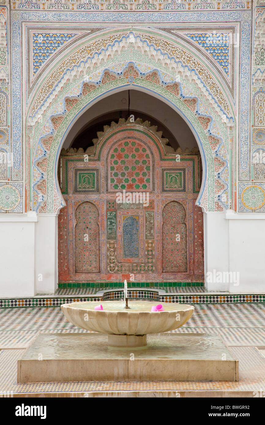 Vista interna di una moschea abluzione fontana e porta nella medina, la città vecchia di Fes, Marocco. Foto Stock