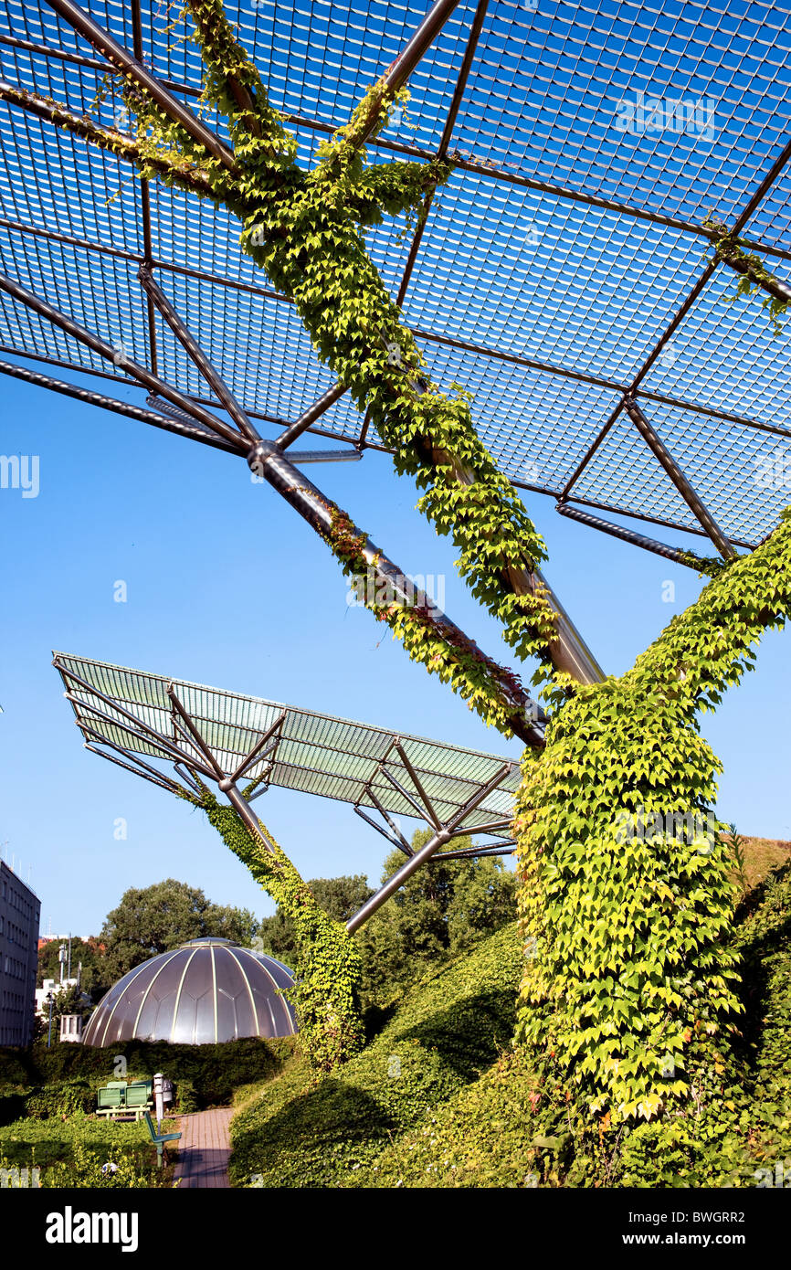 Strutture metalliche in giardino pubblico sul tetto dell'Università di Varsavia Libreria in Varsavia, Polonia. Foto Stock