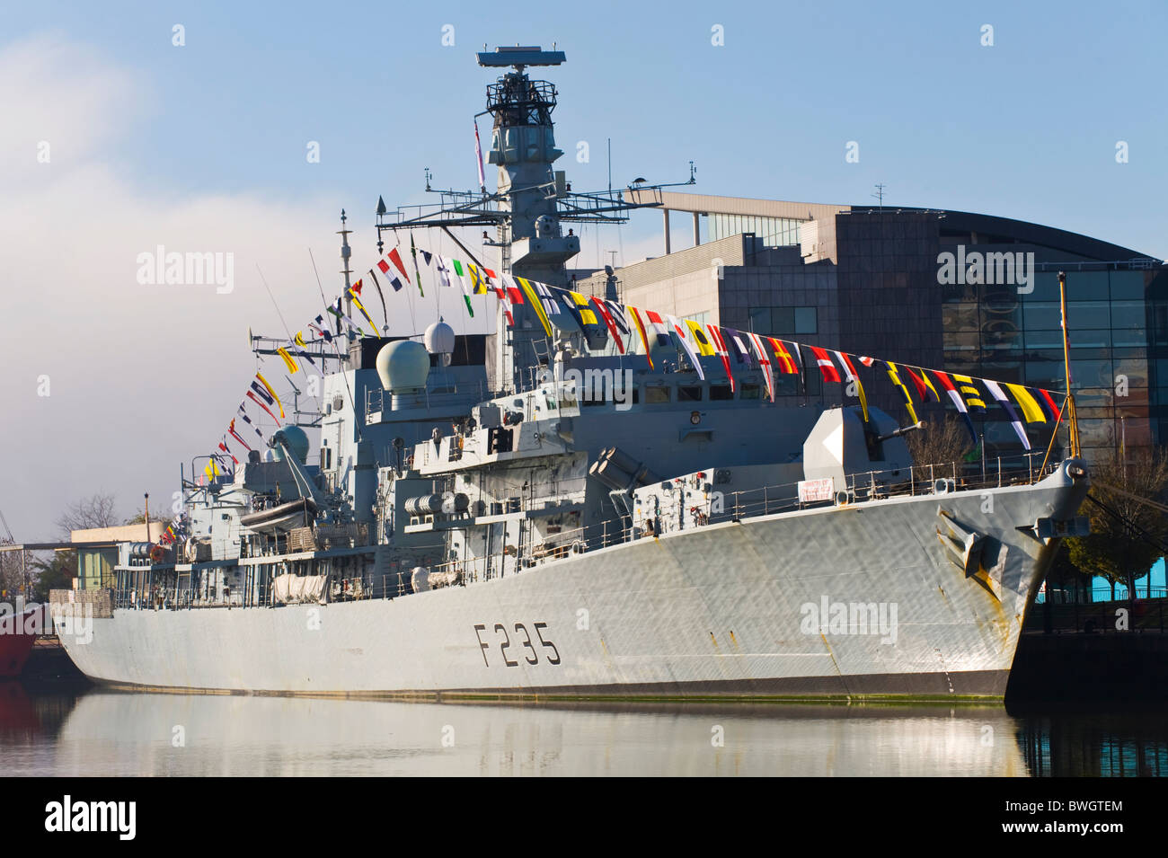HMS Monmouth Royal Navy tipo 23 frigate ormeggiata in porto a Cardiff Bay South Wales UK Foto Stock