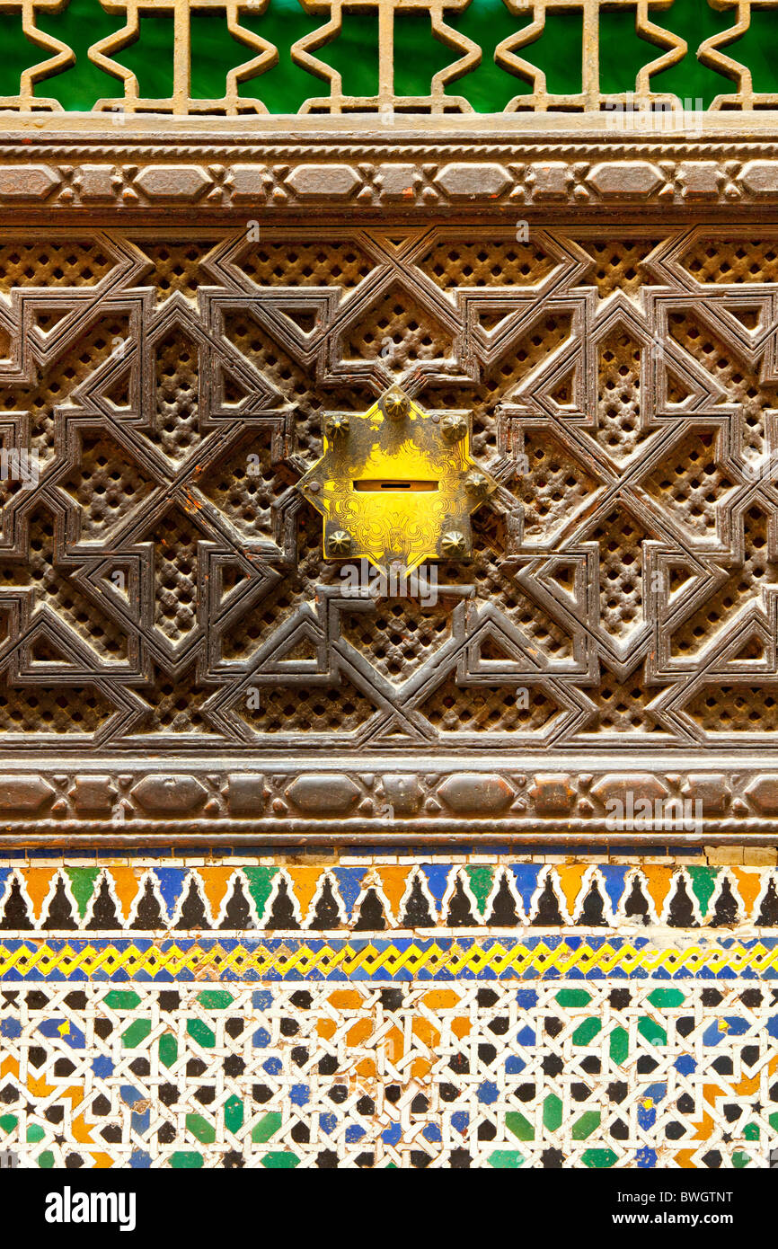 Interno di un dettaglio mosqu nella Medina, la città vecchia di Fes, Marocco. Foto Stock