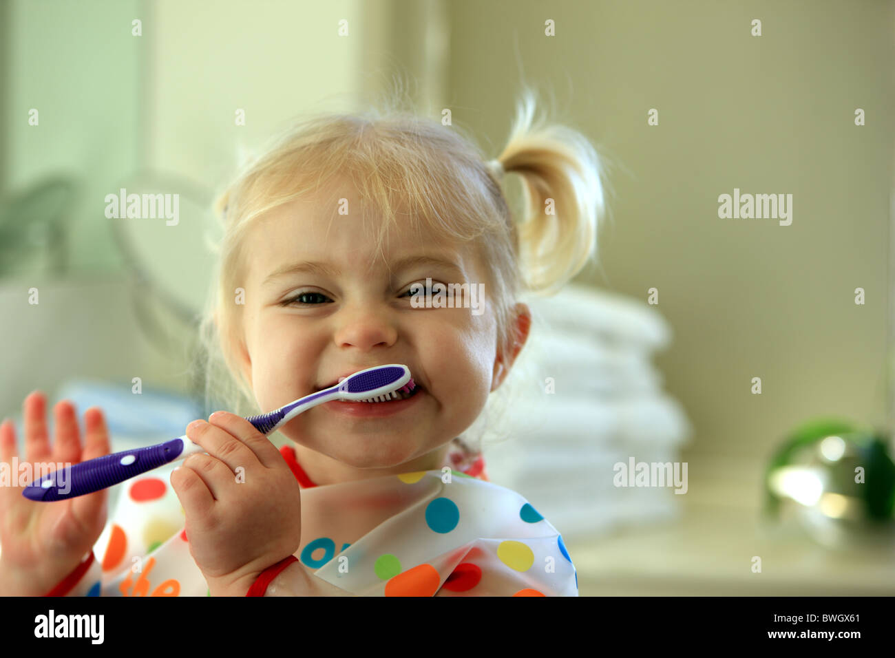 2 anno vecchia ragazza spazzolare i suoi denti Foto Stock