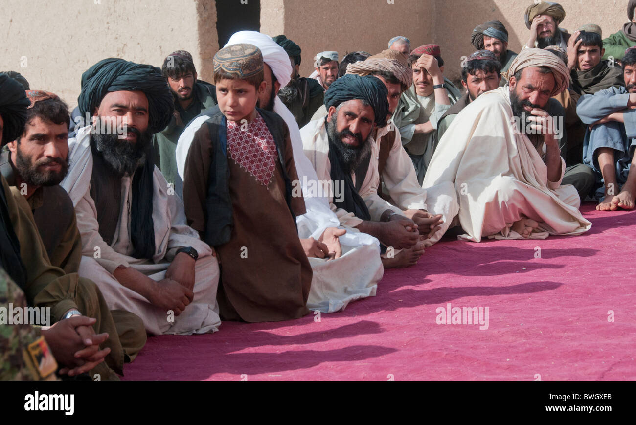Gli uomini afghani partecipano alla riunione in Helmand Foto Stock