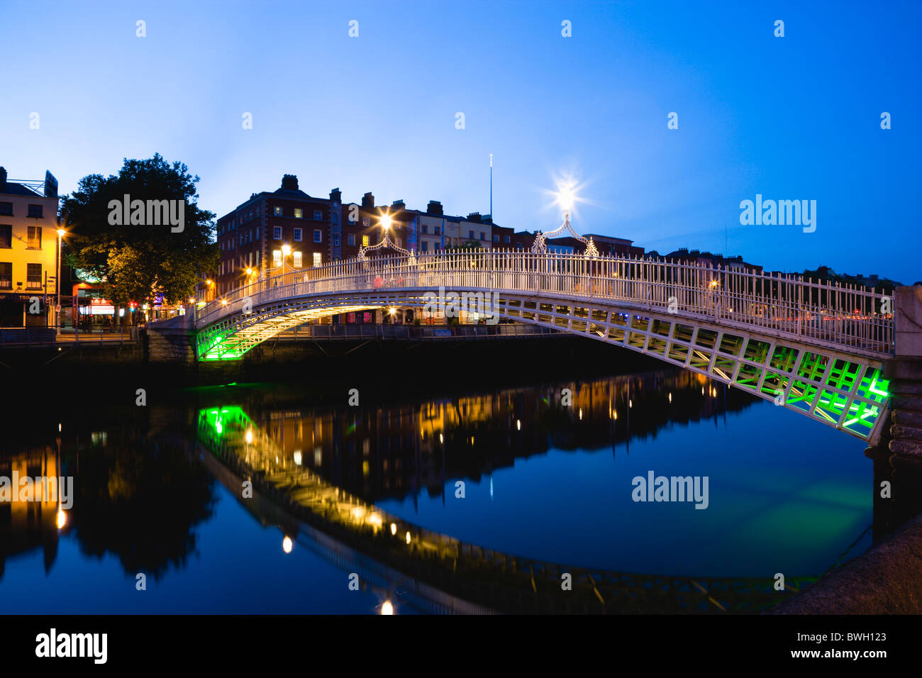 L'Irlanda County Dublin City 1816 ghisa Ha'penny o mezzo penny Bridge attraverso il fiume Liffey accesa al tramonto Foto Stock