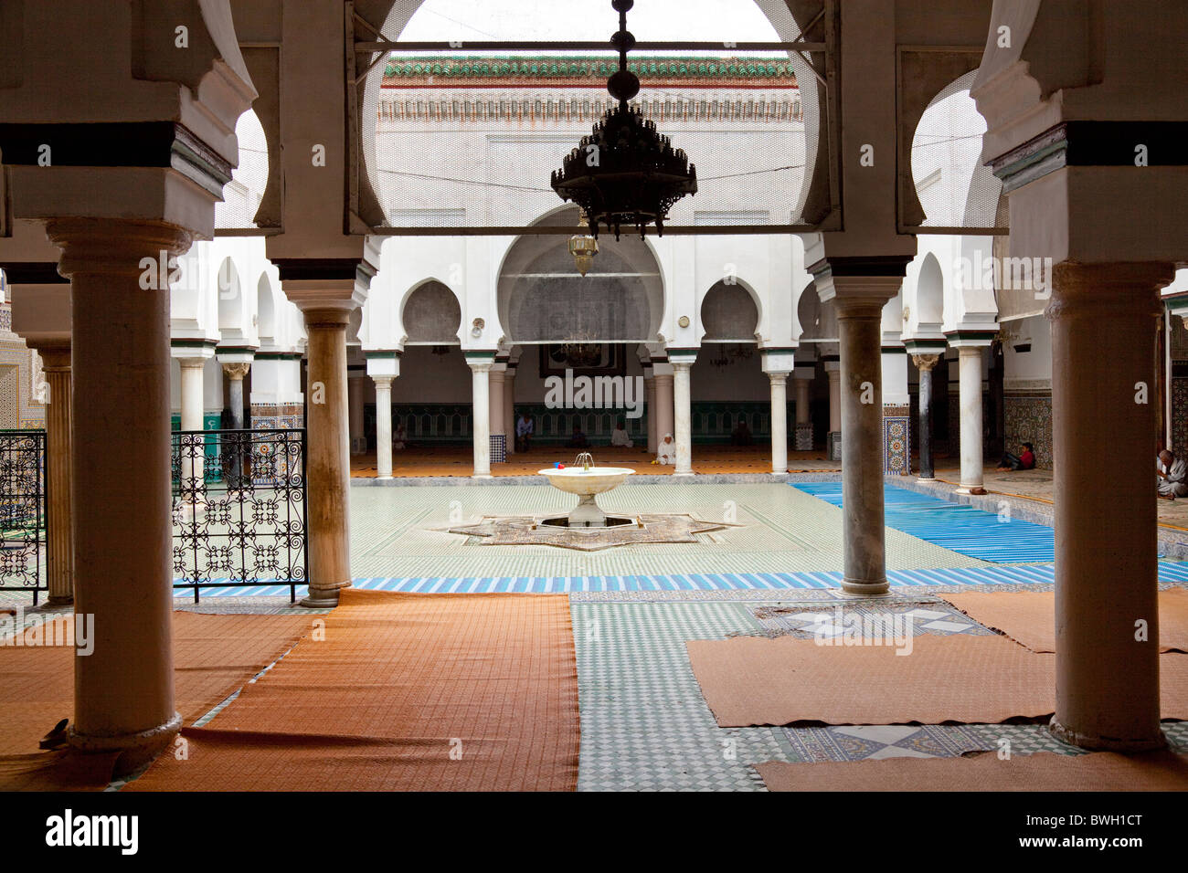 Un abluzione fontana a una moschea nella Medina, la città vecchia di Fes, Marocco. Foto Stock