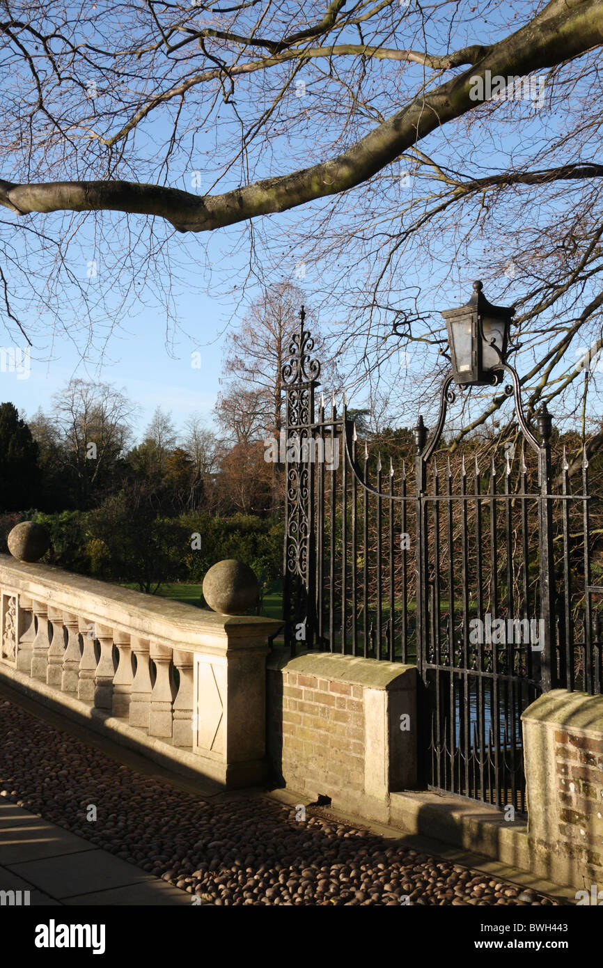 Clare ponte che conduce al Clare College nella città universitaria di Cambridge Foto Stock