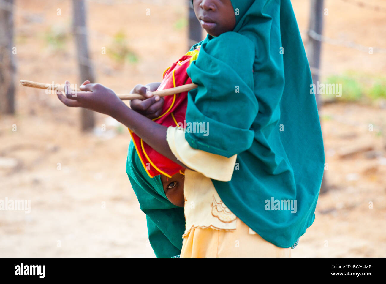 Schivo ragazza sull isola di Lamu, Kenya Foto Stock