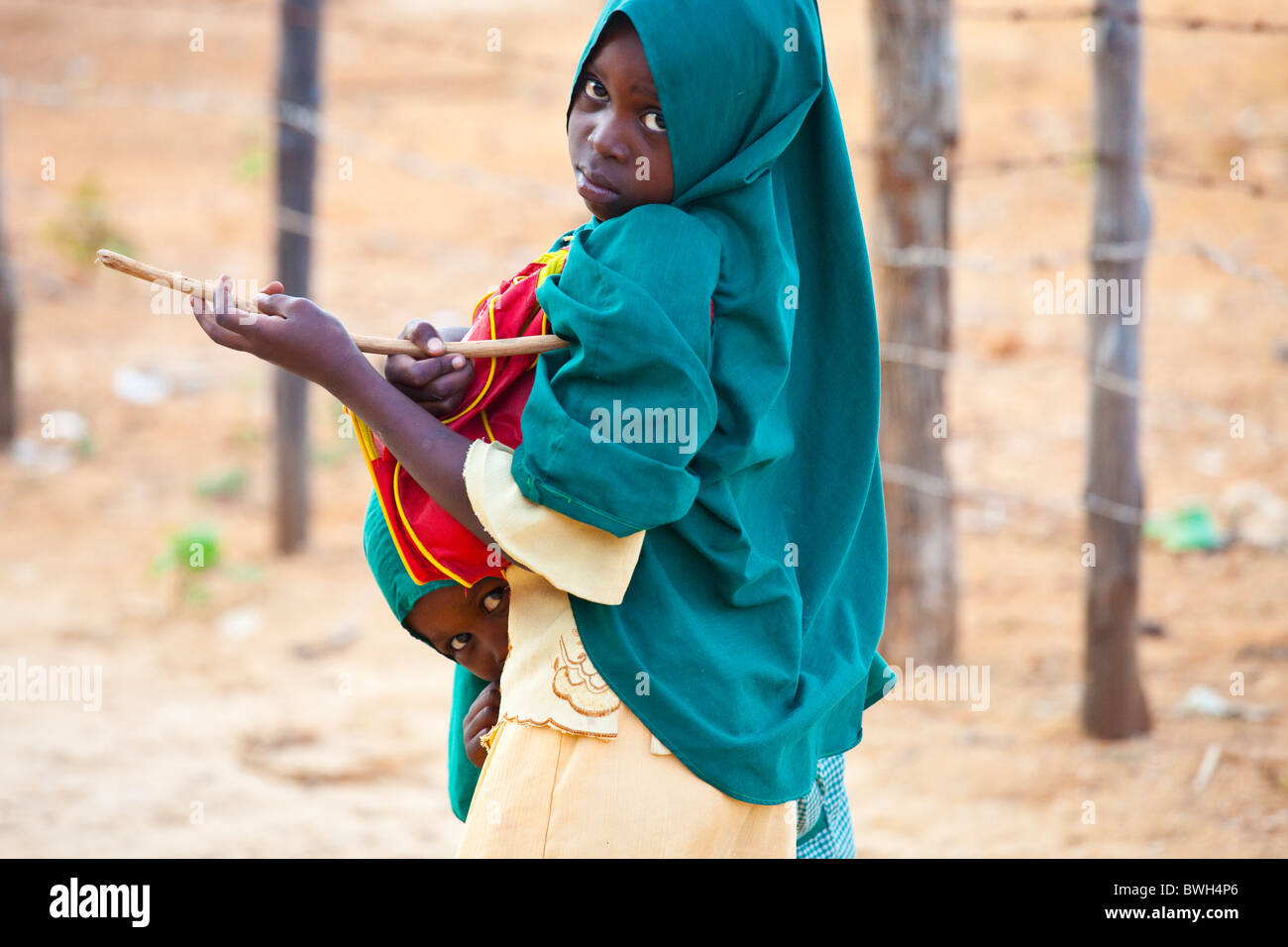 Schivo ragazza sull isola di Lamu, Kenya Foto Stock